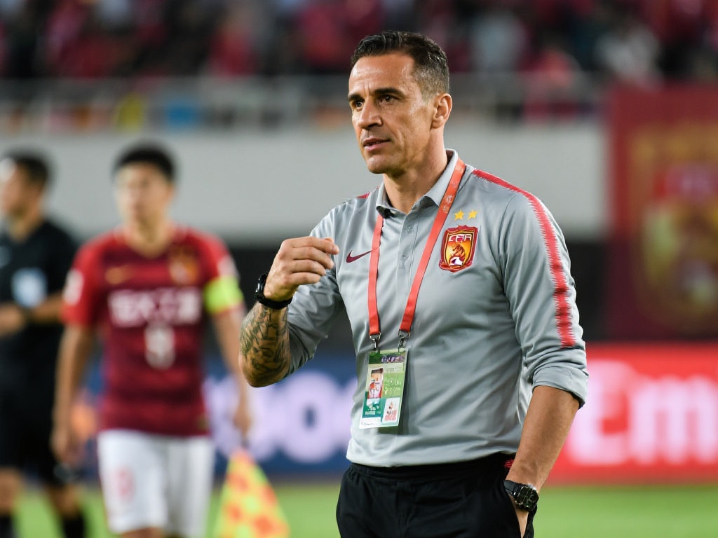 官宣在即!卡纳瓦罗执掌乌迪内斯,迈向五大联赛新征程 卡纳瓦罗的执教生涯:从亚洲到欧洲的典型案